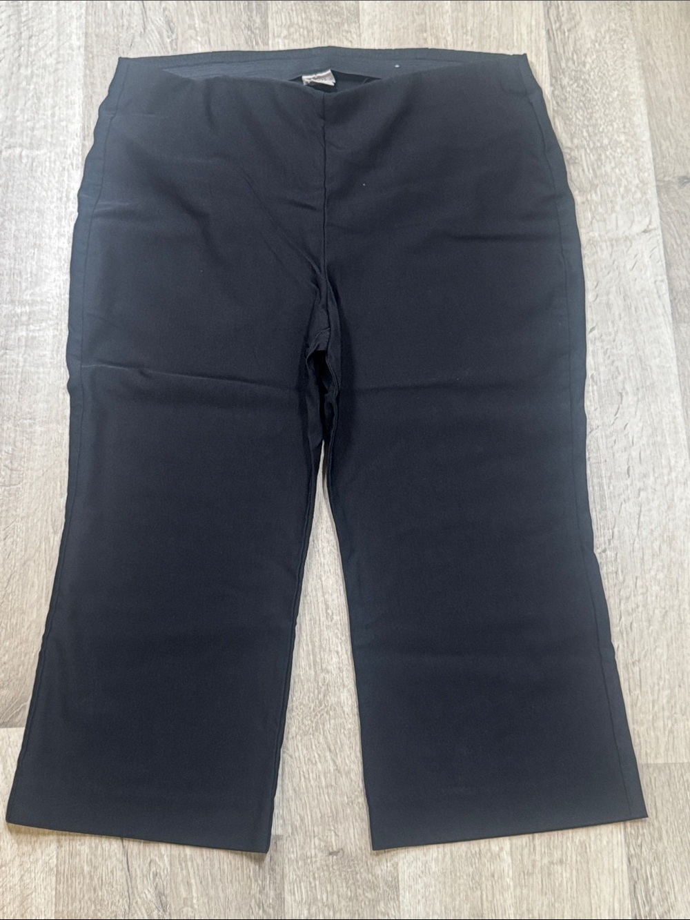 Chico's Black Women’s Pull-On Capri Leggings size 3P. (16P)